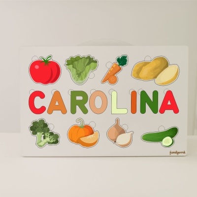 Puzzle infantil colorido com vegetais e letras formando CAROLINA