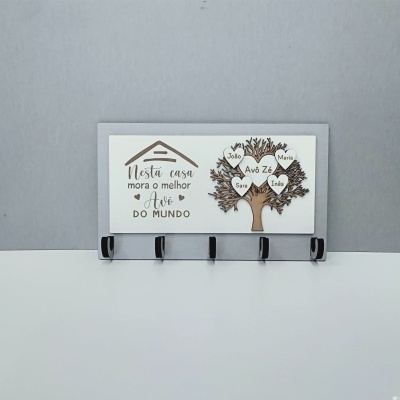 Suporte de parede com ganchos e placa decorativa com texto e árvore genealógica