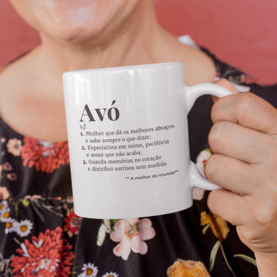 Caneca branca de cerâmica com texto em português sobre avó, segurada por pessoa com roupa floral.