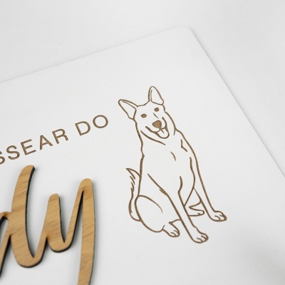 Peça decorativa branca com desenho gravado de cão e texto SEARCH DO