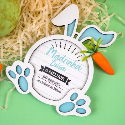 Placa decorativa em forma de coelho com texto e cenouras sobre fundo verde