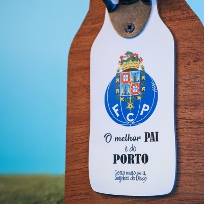 Prendedor de garrafa de parede com escudo de futebol e texto numa placa branca
