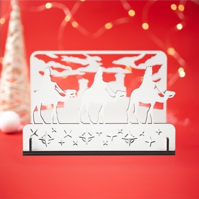Decoração branca dos três reis magos em camelos com fundo vermelho e luzes amarelas