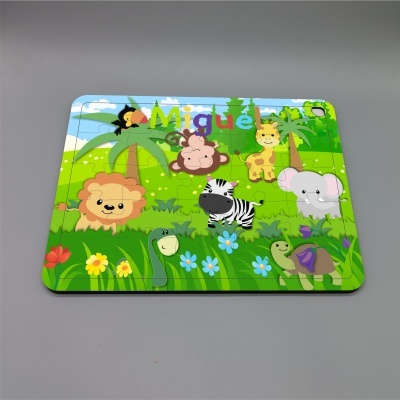 Quebra-cabeças de madeira infantil colorido com animais da selva e o nome Miguel