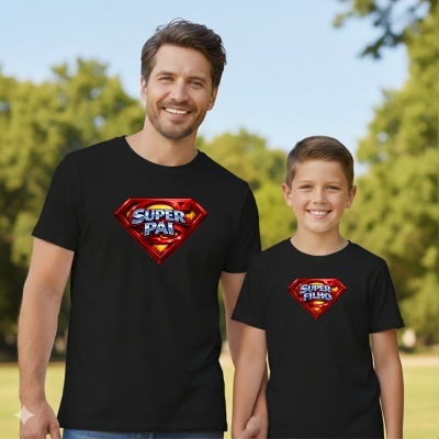 T-shirts pretas com estampas Super Pai e Super Filho.