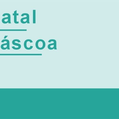 Texto Natal e Páscoa em fundo azul claro com faixa azul escura
