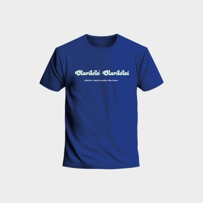 T-shirt azul com texto branco e verde no centro