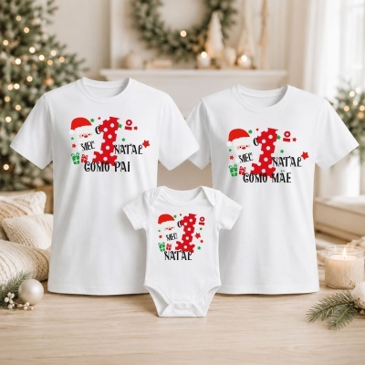 Camisetas e body brancos com estampado de Natal, em ambiente decorado para o Natal