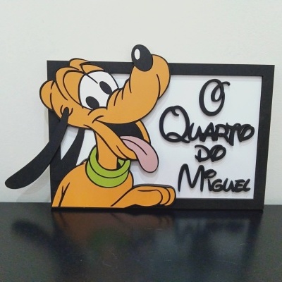 Placa decorativa do personagem Pluto e texto O QUARTO DE MR MIGUEL