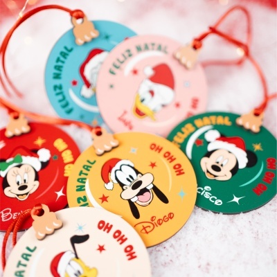 Etiquetas redondas coloridas de Natal com personagens Disney e texto festivo.