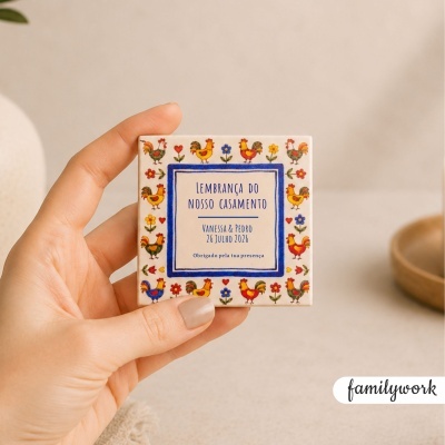 Azulejo decorativo com galos e flores com texto de lembrança de casamento colocado em ambiente neutro.