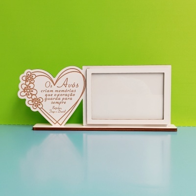 Porta-retrato branco com coração decorativo e texto para avós em fundo verde