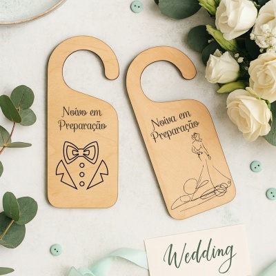 Placas de madeira para pendurar em portas com inscrições para noivo e noiva em preparação, decoradas com flores e botões.