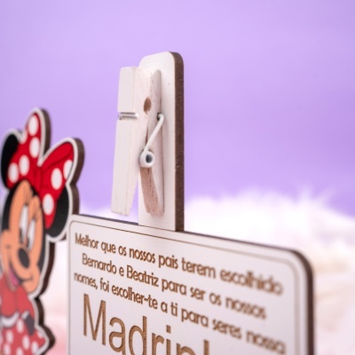 Mola de madeira branca em placa com texto e Minnie Mouse com laço vermelho de bolinhas brancas