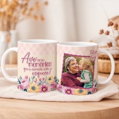 Duas canecas brancas decoradas com padrão floral e mensagem para o Dia dos Avós