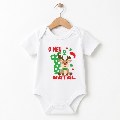 Body branco com estampado de rena e texto natalício para bebé