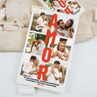Folheto com fotos de casal e texto AMOR em vermelho