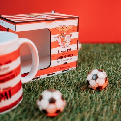 Suporte para caneca em madeira com riscas vermelhas e brancas e texto dedicado ao pai benfiquista.