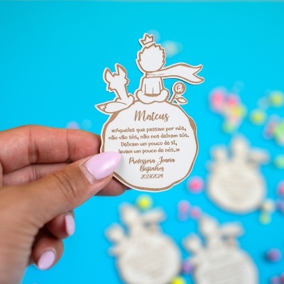 Cartão decorativo branco com ilustração de menino e raposa e texto em português