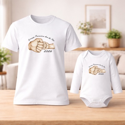 T-shirt branca e body branco com design de punhos e texto sobre mesa de madeira e decoração interior.