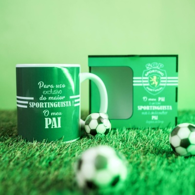 Caneca verde com texto branco em fundo verde e bola de futebol em relevo com caixa verde ao fundo