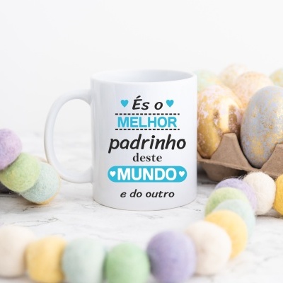 Caneca branca com mensagem para padrinho e ovos decorados coloridos