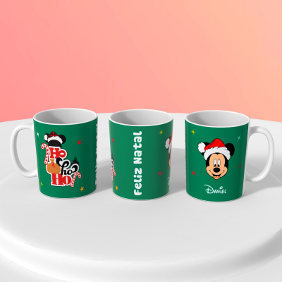 Três canecas verdes de cerâmica com motivos de Natal e imagens do Mickey Mouse