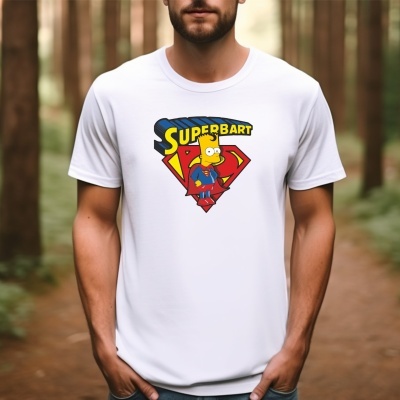 T-shirt branca com estampa de Bart Simpson super-herói e texto SUPERBART