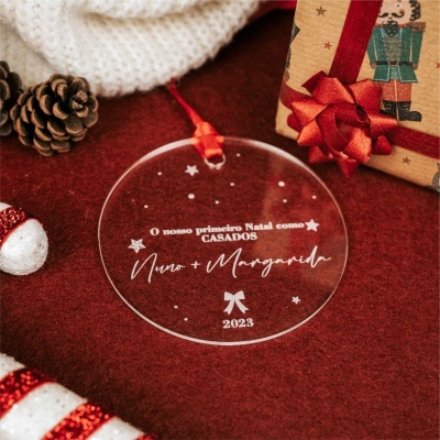 Decoração de Natal redonda transparente com texto personalizado e elementos festivos em fundo vermelho.