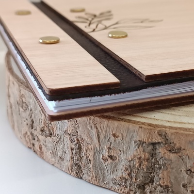 Caixa em cortiça com tampa em madeira clara decorada