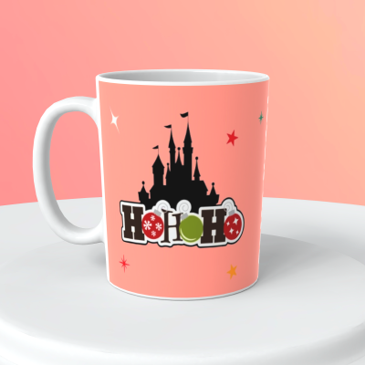 Caneca cor-de-rosa claro decorada com castelo preto e texto decorativo HO HO HO