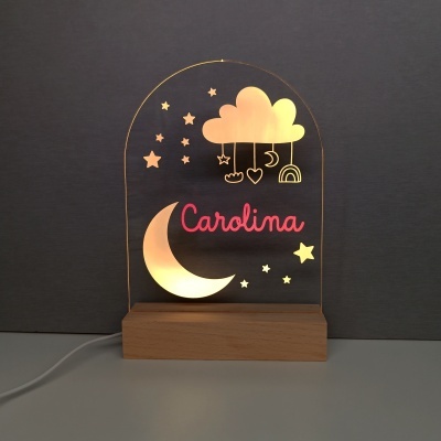 Abajur de mesa com desenho de nuvem, estrelas, lua e nome Carolina iluminado
