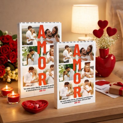 Molduras personalizadas com fotos de casal e a palavra AMOR em blocos brancos sobre mesa com velas e decoração vermelha.