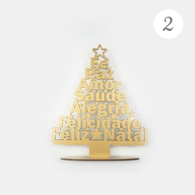 Árvore decorativa dourada com palavras em português e estrelas