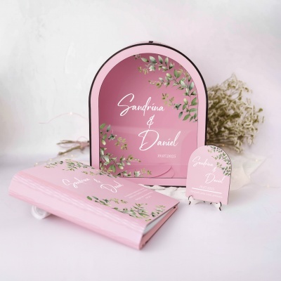 Convites e caixa de casamento rosa com folhas verdes e texto Sandrina & Daniel 19.07.2025