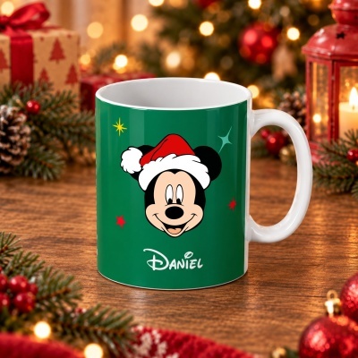 Caneca branca com design natalício do Mickey Mouse e nome Daniel, em ambiente de Natal