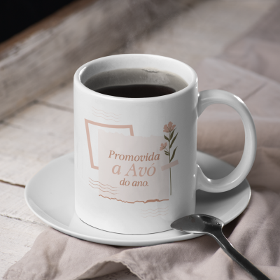 Caneca branca com frase promocional para avó e café preto