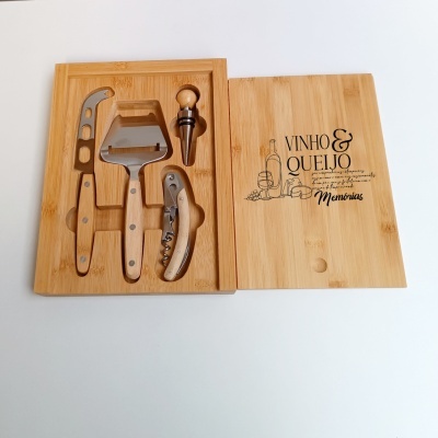 Conjunto de utensílios para vinho e queijo em caixa de madeira clara com texto e ilustrações
