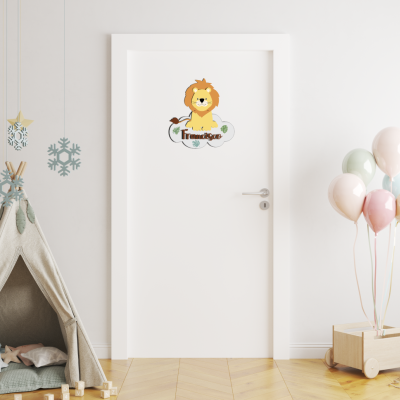Porta branca com decoração de leão amarelo e nome Francisco num quarto infantil com tenda e balões