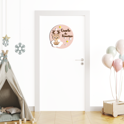 Porta branca decorada com adesivo de rena e texto, tenda de tecido com almofadas e móbile, carrinho de madeira com balões coloridos.