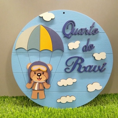 Placa decorativa azul com urso e texto Quarto do Ravi