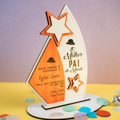 Troféu de madeira em forma de estrela com cores laranja e creme e texto para o melhor pai do mundo.