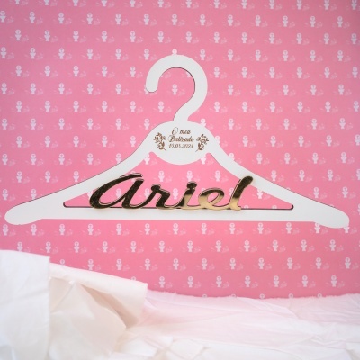 Cabide branco personalizado para batizado com nome Ariel em dourado e inscrição O meu Batizado 15.08.2024