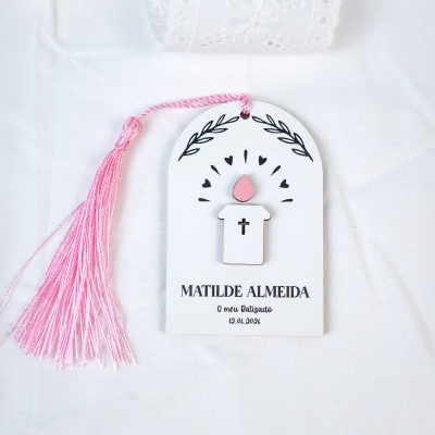 Etiqueta decorativa branca com vela e cordão rosa para batizado