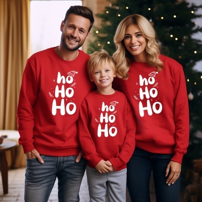 Família com camisolas vermelhas de Natal com texto ho Ho Ho