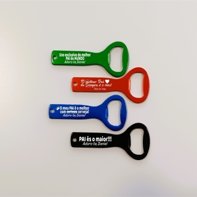 Quatro saca-rolhas coloridos com mensagens para pais em português sobre fundo branco