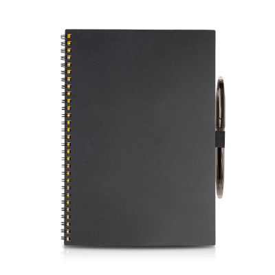 Caderno preto com capa texturada e caneta preta ao lado