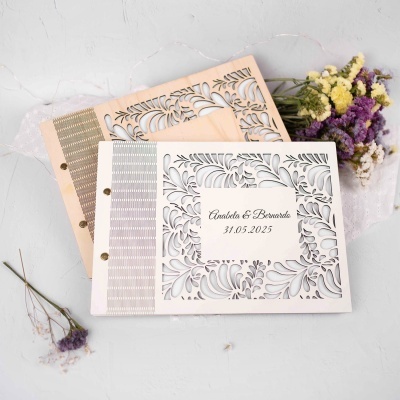 Convites de casamento em madeira com corte a laser e texto personalizado, decorados com flores secas.