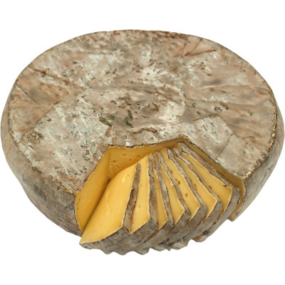 Roda de queijo amarelo com casca cinzenta e fatias cortadas