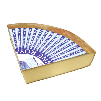 Pedaço de queijo com rótulo azul e branco COMTÉ PETITE